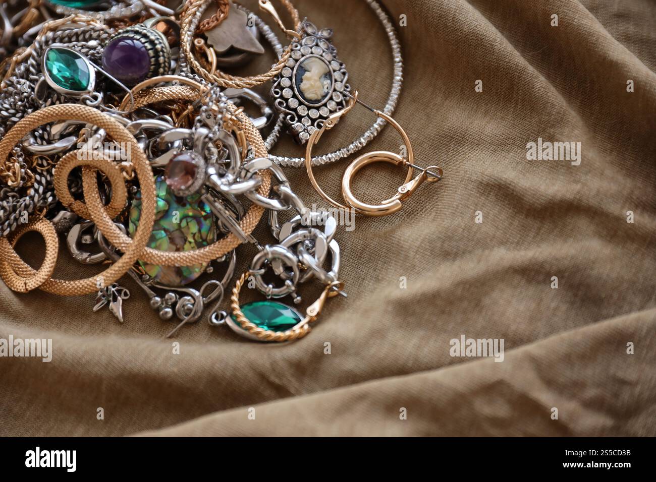 Sfondo di denaro costituito da cinque euro fatture viola sparsi sullo schermo. Texture simbolica foto di ricchezza Foto Stock