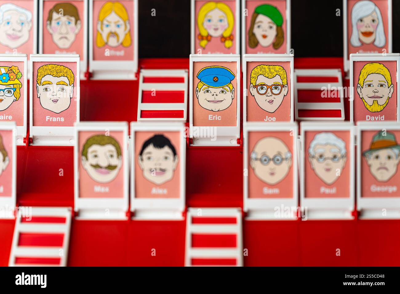 Amsterdam, Paesi Bassi, 13.01.2025, popolare gioco da tavolo per due giocatori "Guess Who?" edizione vintage del 1979 Foto Stock