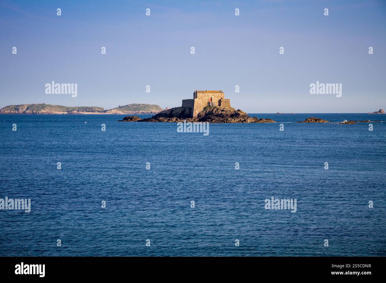 castello fortificato, Fort du Petit Be, spiaggia e mare nella città di Saint-Malo, Bretagna, Francia. castello fortificato, Fort du Petit Be, spiaggia e mare, Saint-Malo Foto Stock