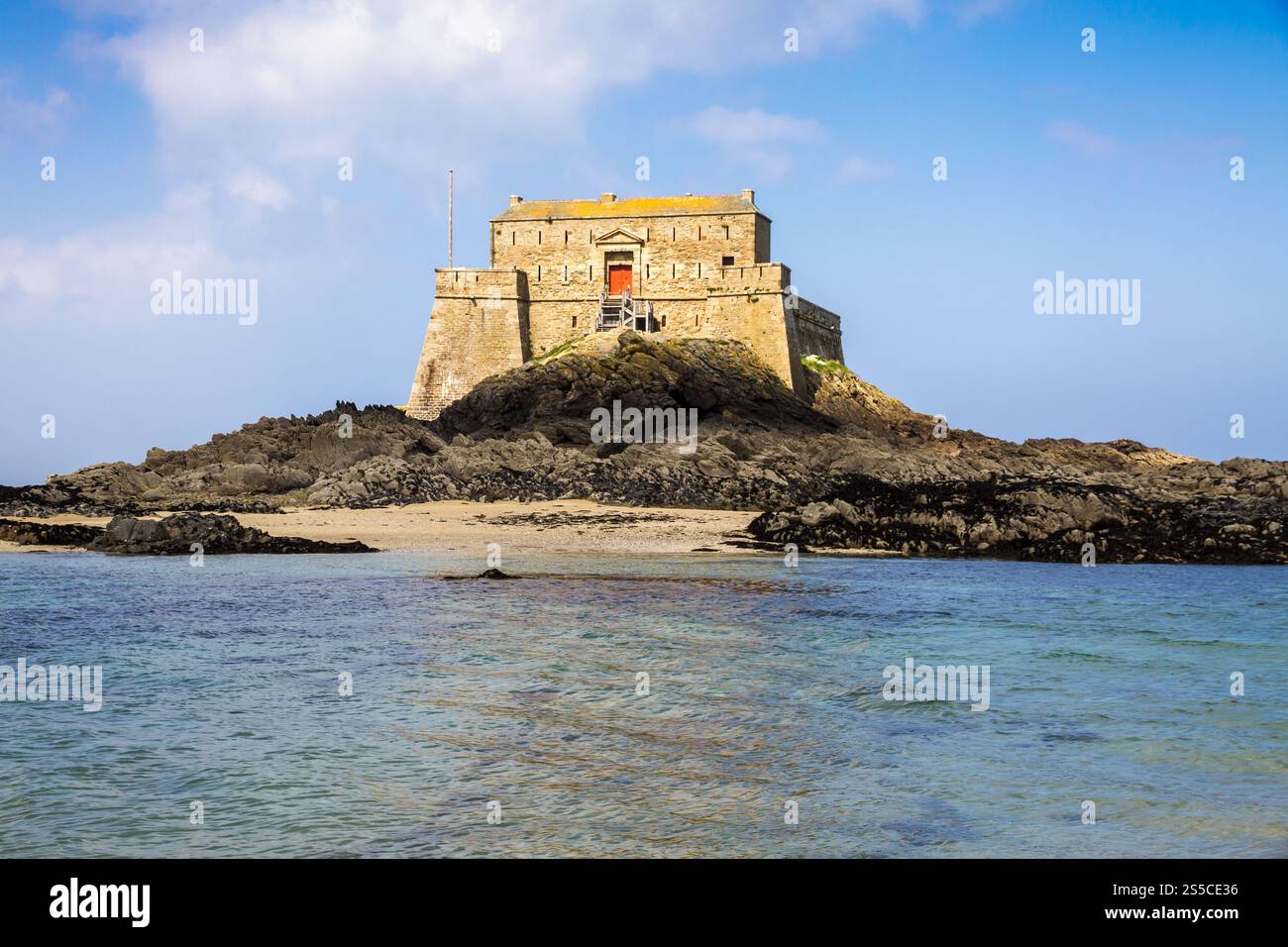 castello fortificato, Fort du Petit Be, spiaggia e mare nella città di Saint-Malo, Bretagna, Francia. castello fortificato, Fort du Petit Be, spiaggia e mare, Saint-Malo Foto Stock