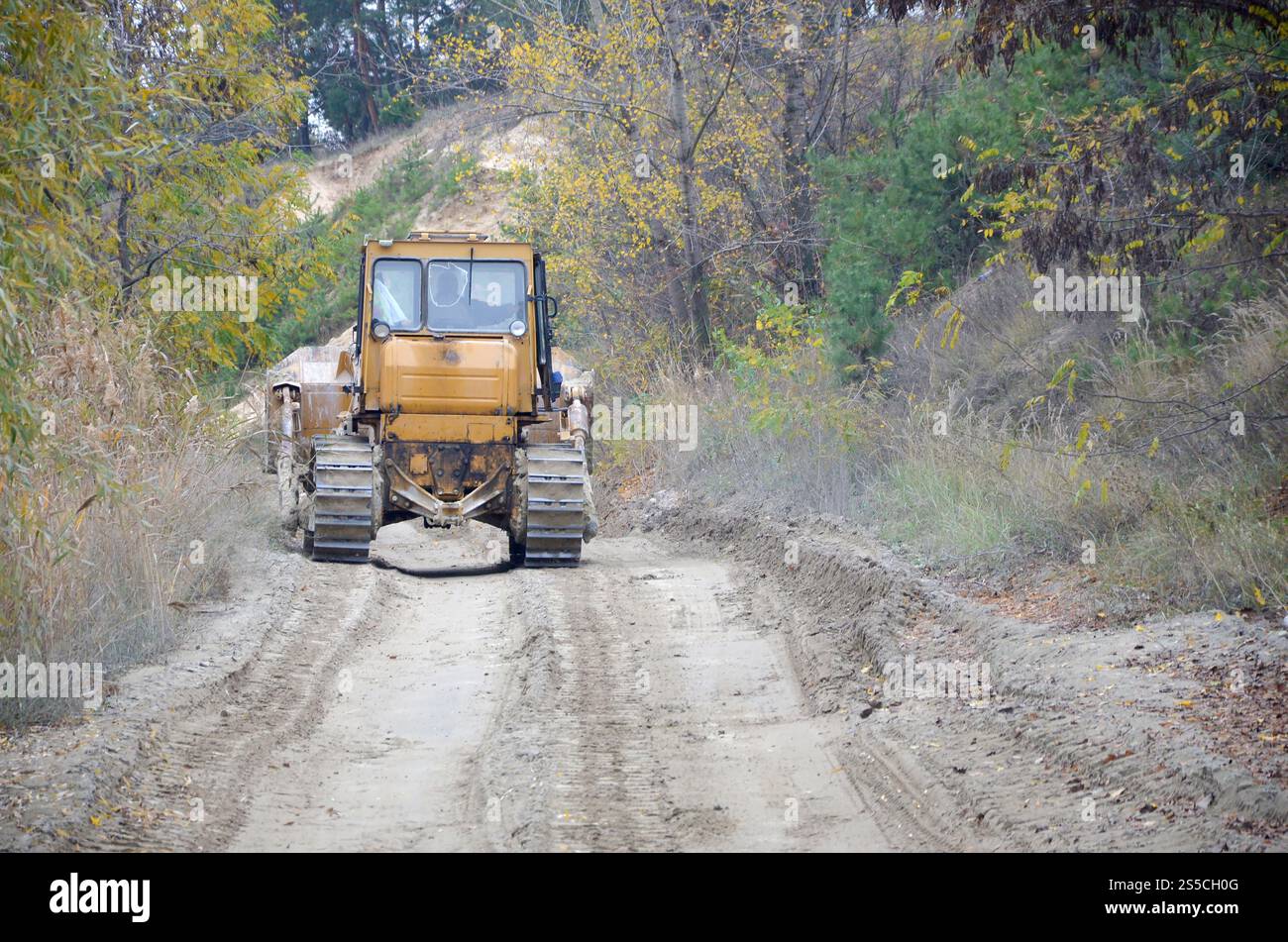 Aggregato da cava con macchinari per impieghi gravosi nel settore delle costruzioni. Escavatore pala Caterpillar con retroescavatore per la cava del cantiere. Foto Stock
