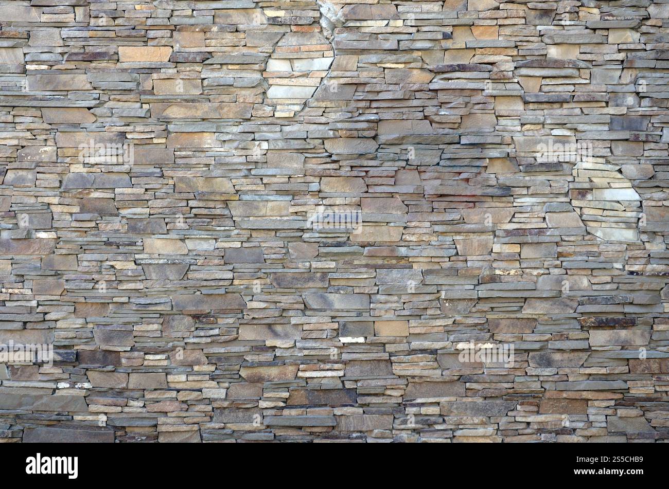 Moderno motivo di superfici decorative piatte in pietra di colore marrone. Pietra rivestita con pareti in granito che si affacciano su pietra. Modello moderno di appartamento Foto Stock