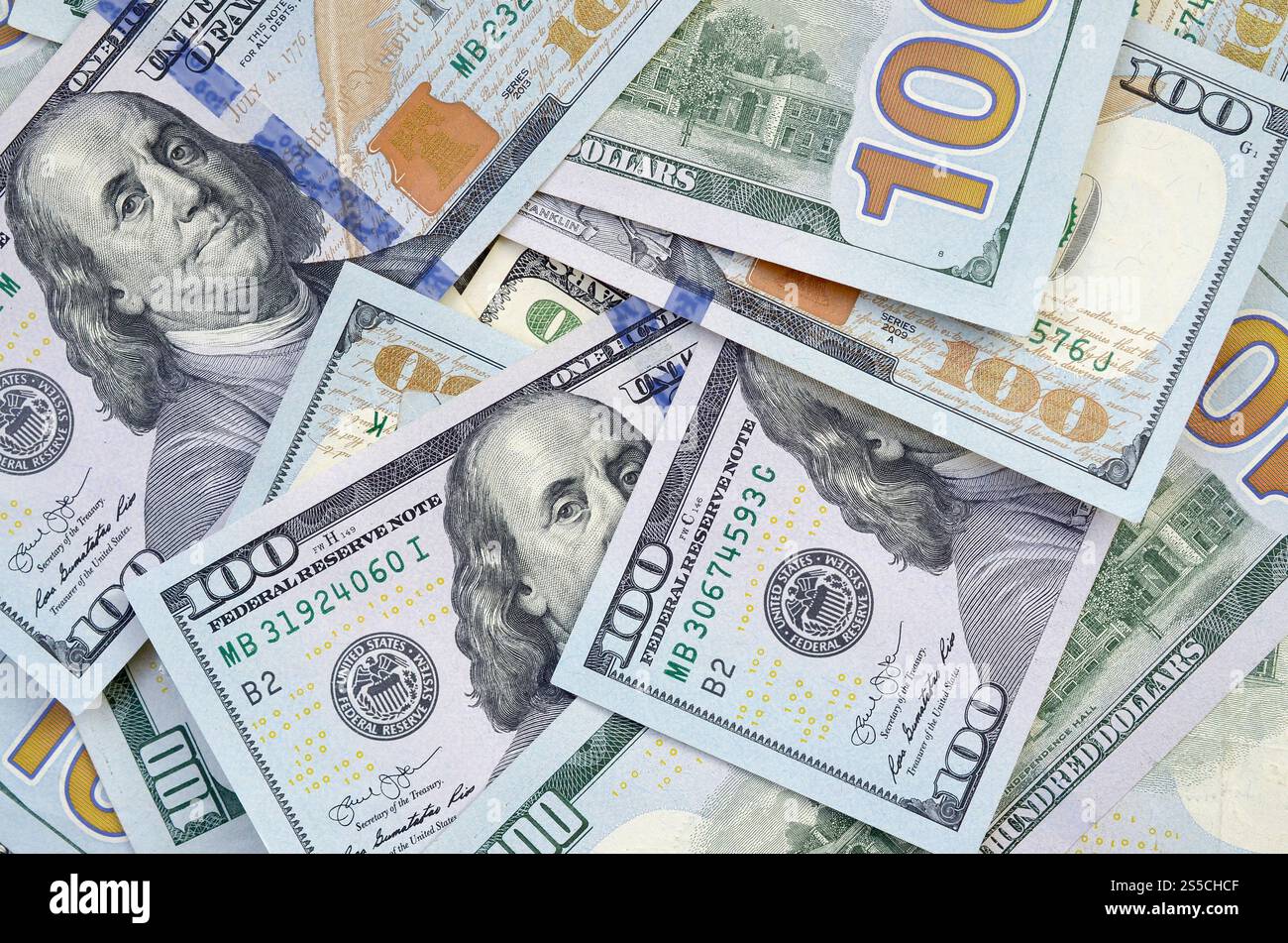 Vista dall'alto dello sfondo di banconote da cento dollari. Concetto di valuta statunitense e vita ricca. Consistenza di banconote in dollari americani. Vista dall'alto di uno Foto Stock
