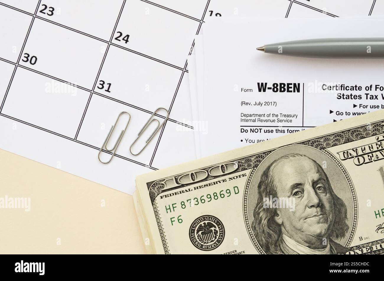 IRS Form W-8BEN Certificato di stato esteri del beneficiario effettivo per gli Stati Uniti la ritenuta fiscale e la creazione di report per gli individui si trova vuota con penna Foto Stock