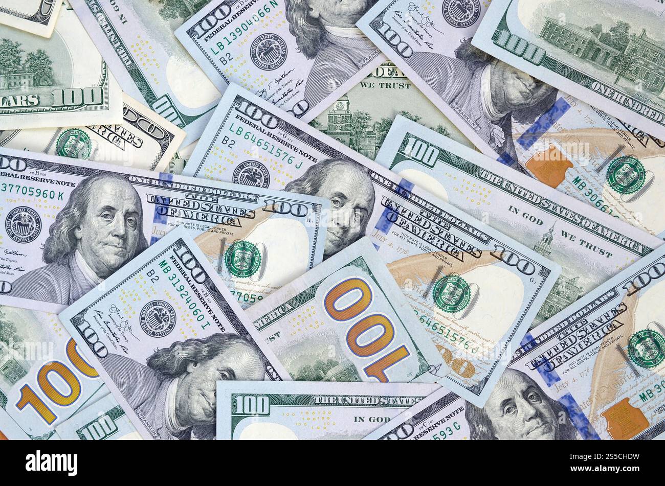 Vista dall'alto dello sfondo di banconote da cento dollari. Concetto di valuta statunitense e vita ricca. Consistenza di banconote in dollari americani. Vista dall'alto di uno Foto Stock