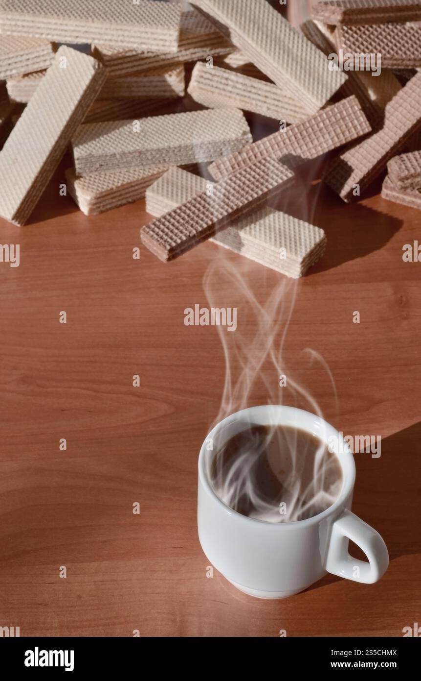 Vecchie piastrelle murali beige sovietiche. La texture della classica piastrella esterna, che fu rivisitata dagli edifici durante i tempi dell'Unione Sovietica Foto Stock