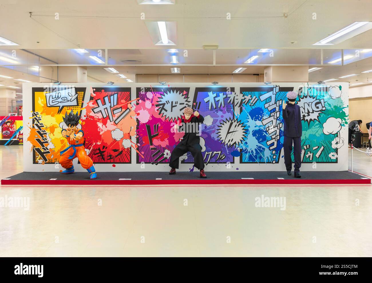 tokyo, ikebukuro - 09 luglio 2024: Statuette a grandezza naturale degli eroi giapponesi dei manga di Dragon Ball Z e Jujutsu Kaisen di fronte alle onomatopoeias dei manga. Foto Stock