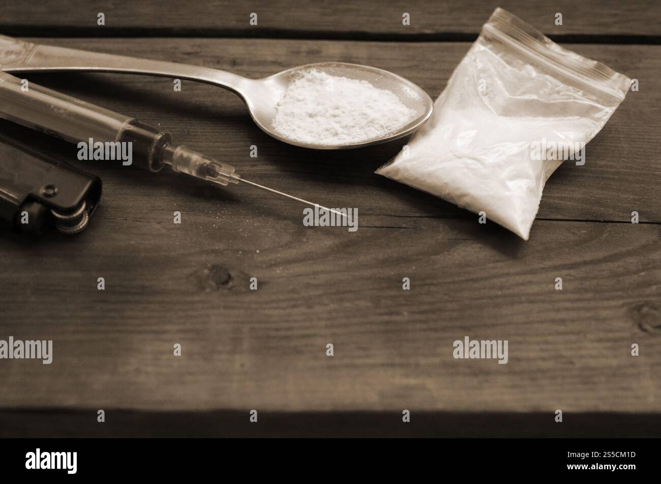 Roba di spacciatori. Siringa, accendino e cucchiaio pieni di polvere bianca su sfondo di legno. Eroina e metanfetamina che usano. Dipendenza da narcotici Foto Stock