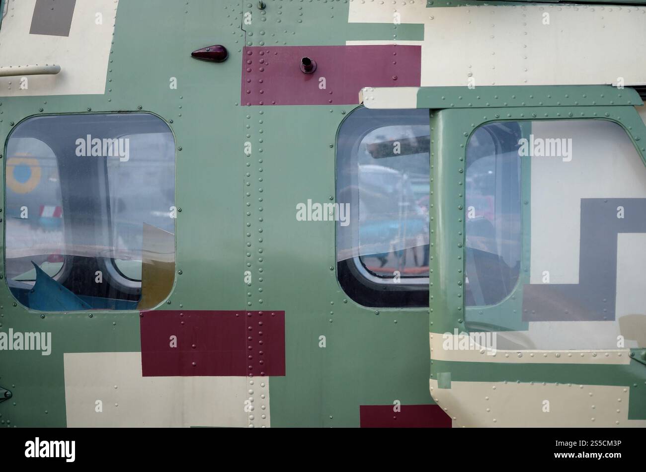 Vista ravvicinata sul frammento della cabina dell'elicottero. Fusoliera mimetica e vetro antiproiettile. Primo piano frammento della cabina dell'elicottero. Mimetico Foto Stock