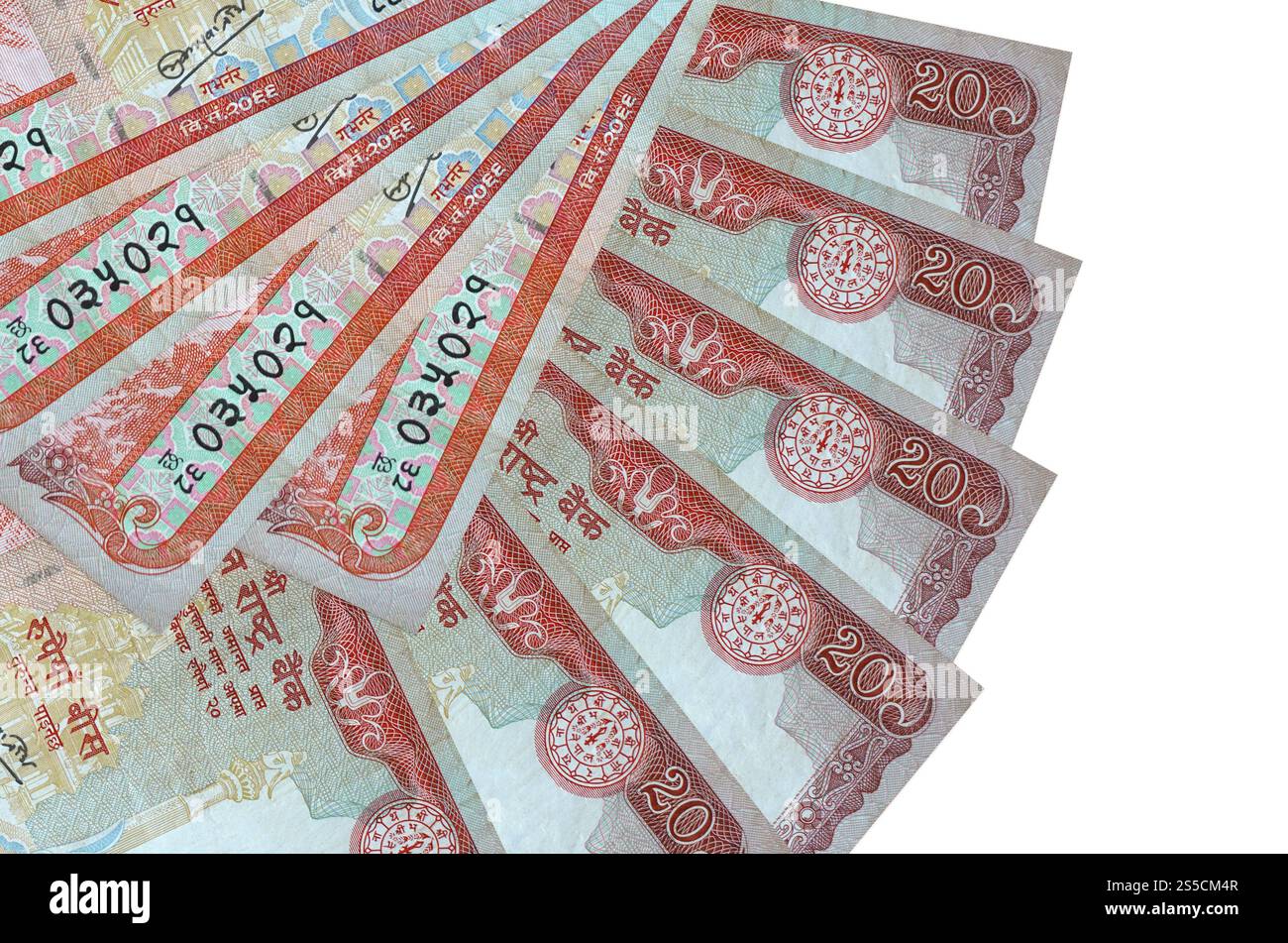 20 banconote in rupie nepalesi sono isolate su sfondo bianco con spazio di copia impilato a ventaglio. Concetto di transazioni finanziarie. 20 nepalese Foto Stock