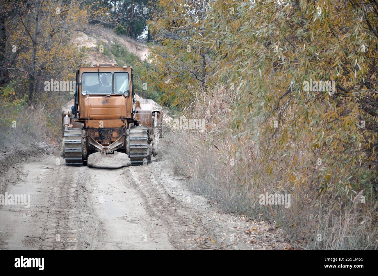 Aggregato da cava con macchinari per impieghi gravosi nel settore delle costruzioni. Escavatore pala Caterpillar con retroescavatore per la cava del cantiere. Foto Stock
