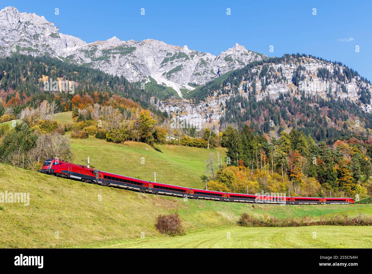 Railjet Eisenbahn Passagierzug der Österreichischen Bundesbahnen ÖBB auf der Arlbergbahn im Herbst in den Alpen a Braz, Österreich Braz, Österreich - 30. Ottobre 2024: Railjet Eisenbahn Passagierzug der Österreichischen Bundesbahnen ÖBB auf der Arlbergbahn im Herbst in den Alpen a Braz, Österreich. *** Treno ferroviario ferroviario passeggeri delle Ferrovie federali austriache ÖBB sulla Arlbergbahn in autunno nelle Alpi a Braz, Austria Braz, Austria 30 ottobre 2024 treno ferroviario ferroviario passeggeri delle Ferrovie federali austriache ÖBB sulla Arlbergbahn in autunno nelle Alpi a Braz, Austria Foto Stock