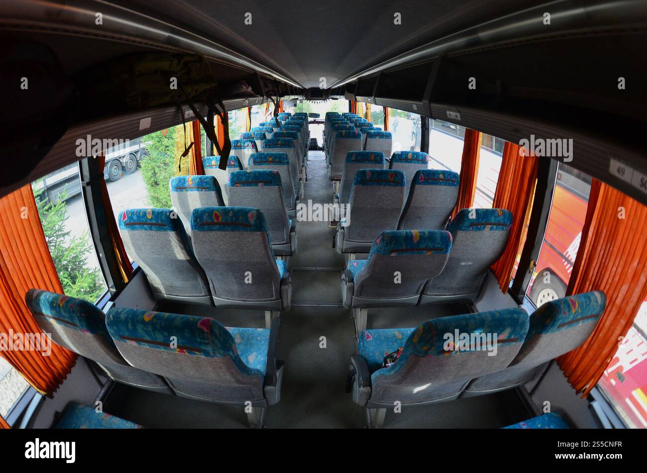 Interno del bus turistico per escursioni e viaggi di lunga durata. Un sacco di posti liberi e luoghi per piccoli bagagli Foto Stock