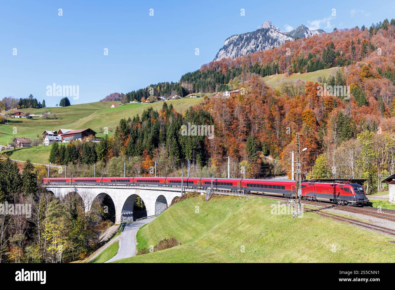 Railjet Eisenbahn Passagierzug der Österreichischen Bundesbahnen ÖBB auf der Arlbergbahn im Herbst in den Alpen in Dalaas, Österreich Dalaas, Österreich - 30. Ottobre 2024: Railjet Eisenbahn Passagierzug der Österreichischen Bundesbahnen ÖBB auf der Arlbergbahn im Herbst in den Alpen a Dalaas, Österreich. *** Treno ferroviario ferroviario passeggeri delle Ferrovie federali austriache ÖBB sulla Arlbergbahn in autunno nelle Alpi a Dalaas, Austria Dalaas, Austria 30 ottobre 2024 treno ferroviario ferroviario passeggeri delle Ferrovie federali austriache ÖBB sulla Arlbergbahn in autunno nelle Alpi a Dalaas, Aus Foto Stock