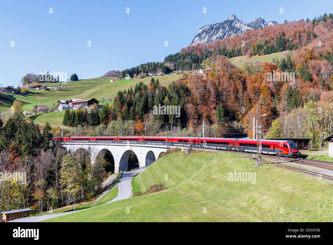 Railjet Eisenbahn Passagierzug der Österreichischen Bundesbahnen ÖBB auf der Arlbergbahn im Herbst in den Alpen in Dalaas, Österreich Dalaas, Österreich - 30. Ottobre 2024: Railjet Eisenbahn Passagierzug der Österreichischen Bundesbahnen ÖBB auf der Arlbergbahn im Herbst in den Alpen a Dalaas, Österreich. *** Treno ferroviario ferroviario passeggeri delle Ferrovie federali austriache ÖBB sulla Arlbergbahn in autunno nelle Alpi a Dalaas, Austria Dalaas, Austria 30 ottobre 2024 treno ferroviario ferroviario passeggeri delle Ferrovie federali austriache ÖBB sulla Arlbergbahn in autunno nelle Alpi a Dalaas, Aus Foto Stock