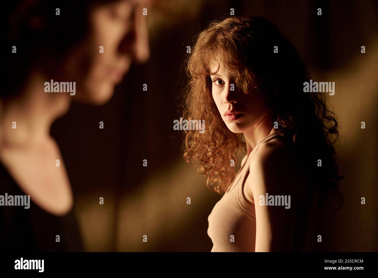 Medio primo piano di una giovane donna attraente che guarda il suo fidanzato irriconoscibile purtroppo Foto Stock