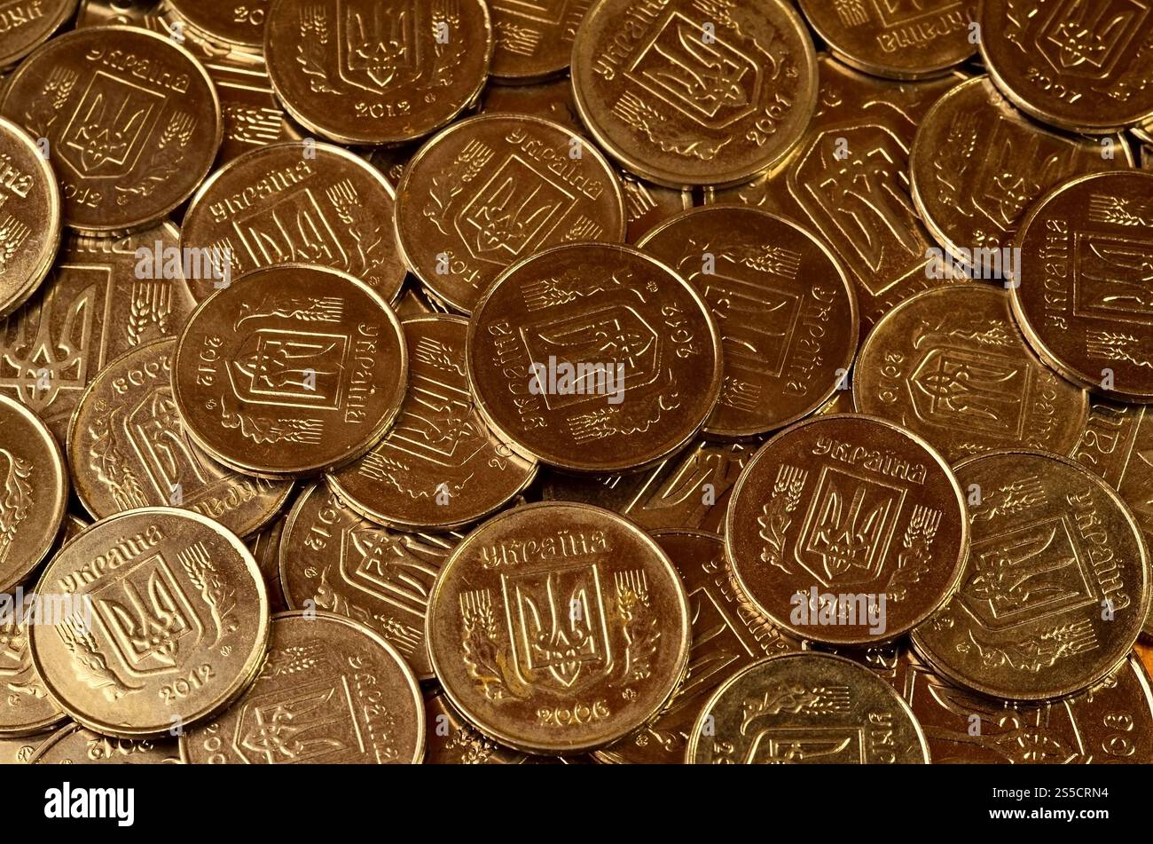 Una grande pila di monete da una banca Ucraina. Monete di tipo ucraino: Kopeck. Concetto per affari bancari, tasse, debito, prezzi e altri aspetti finanziari Foto Stock