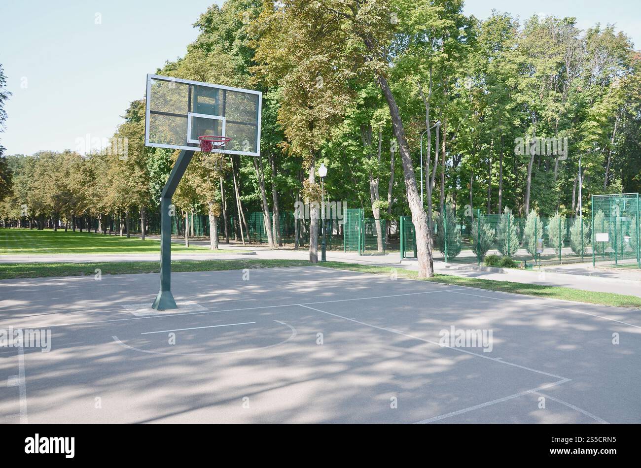 Empty street basketball. Per concetti come sport ed esercizio e uno stile di vita sano Foto Stock