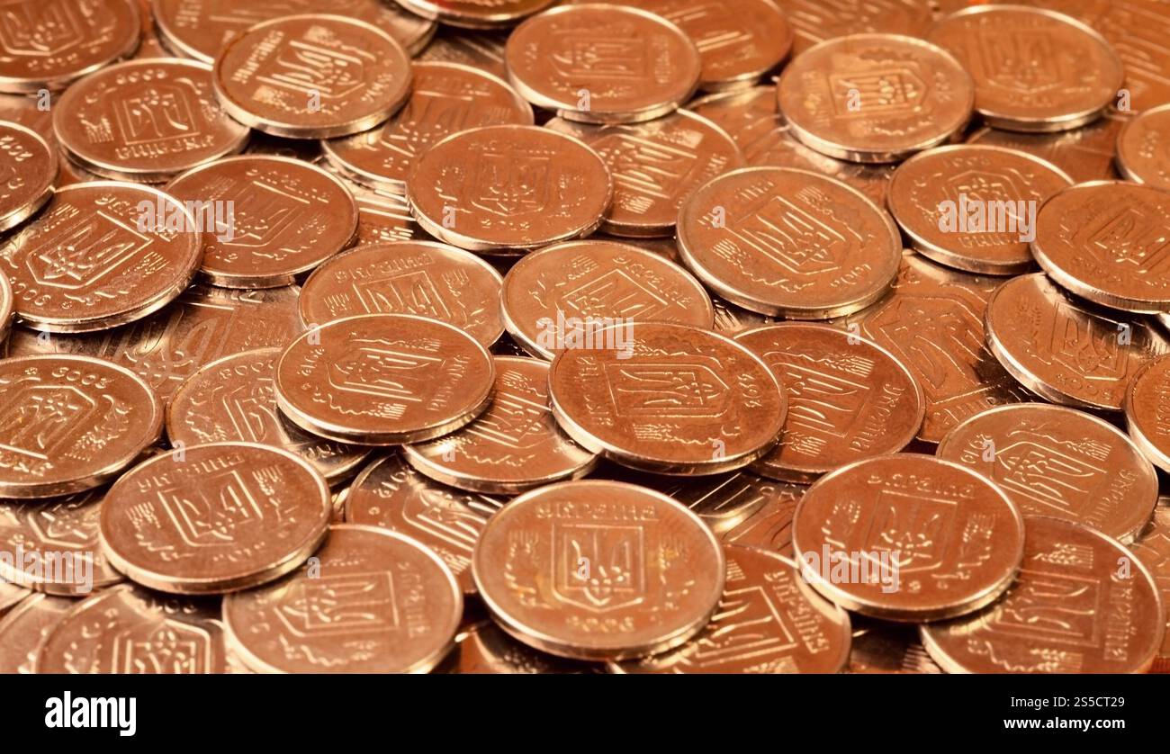 Una grande pila di monete da una banca Ucraina. Monete di tipo ucraino: Kopeck. Concetto per affari bancari, tasse, debito, prezzi e altri aspetti finanziari Foto Stock