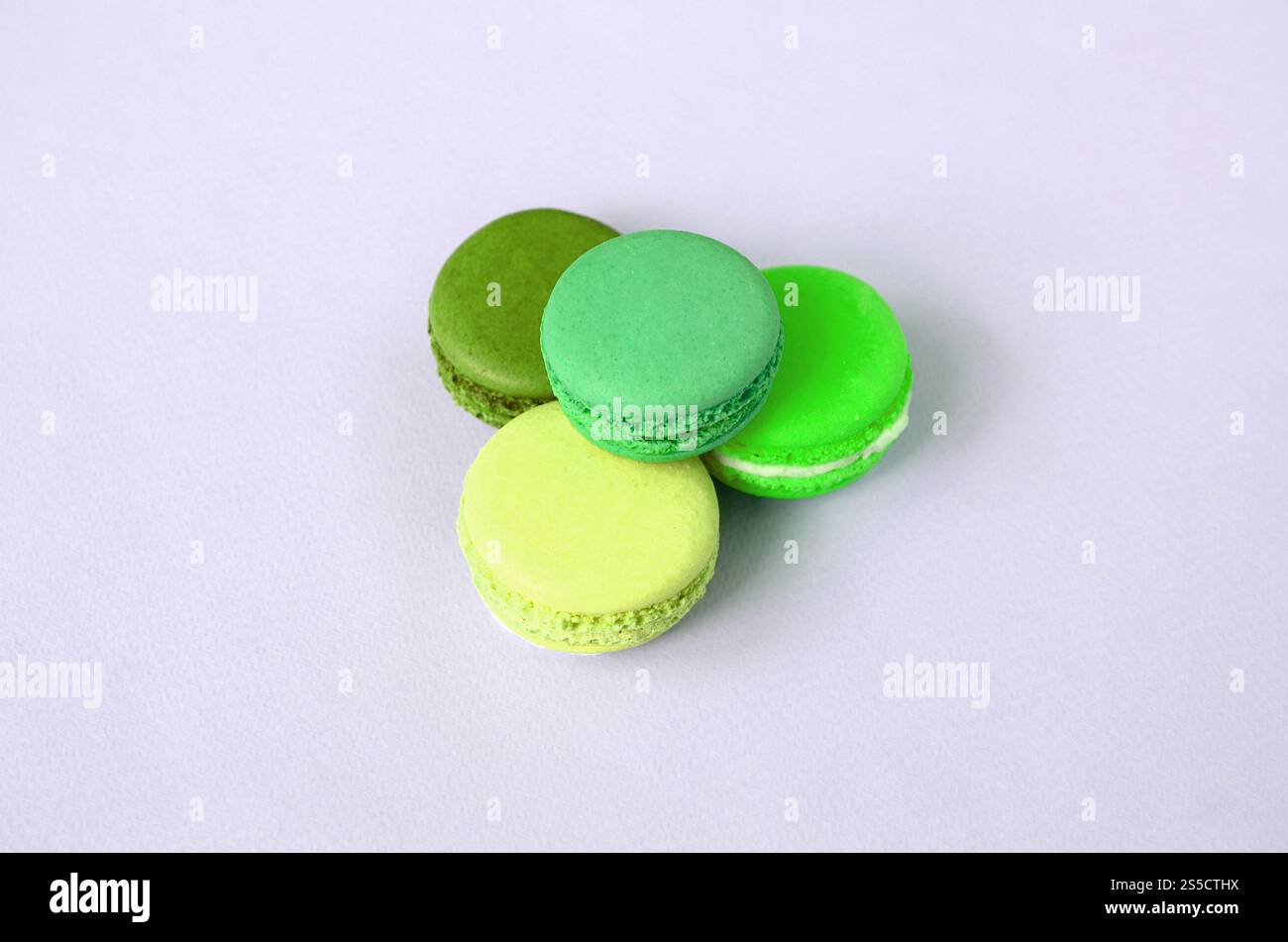 Dolce macaron o macaroon su sfondo lilla pastello alla moda. Biscotti alla moda, gustosi e colorati. Dolce macaron o macaroon su trendy Foto Stock
