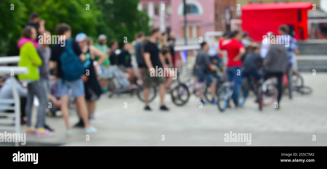 Immagine sfocata di un sacco di persone con bici bmx. Incontro di appassionati di sport estremi Foto Stock