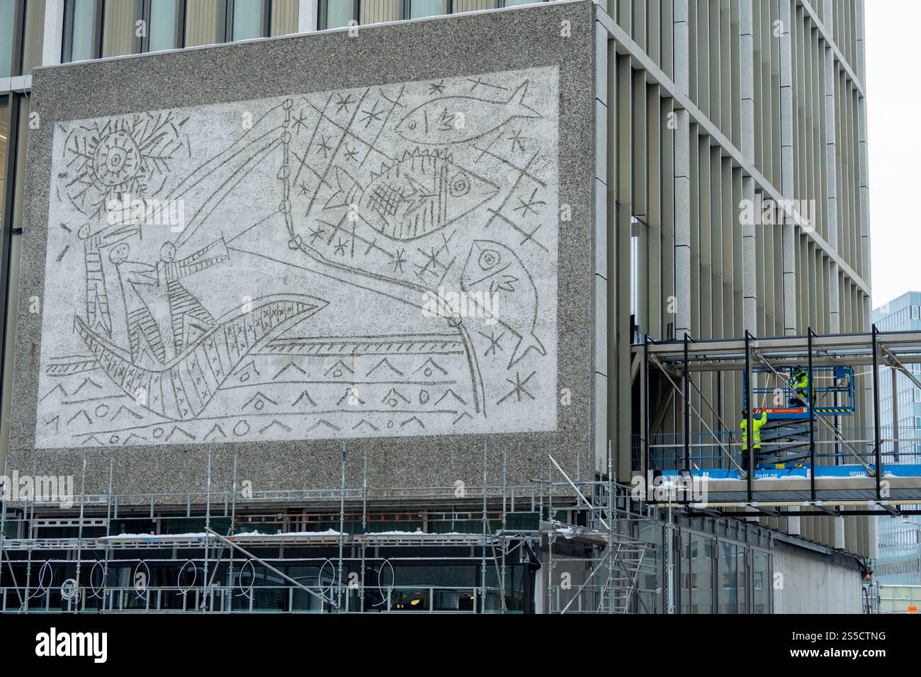 Oslo 20250113. La fase di costruzione 2 nella ricostruzione del trimestre del governo norvegese inizia lunedì e la fase di costruzione 1 entrerà nella sua fase finale nel 2025. Skanska è l'appaltatore. La fase di costruzione 2 comprende i lavori sul blocco a C, i lavori nel seminterrato, la riabilitazione degli edifici a Mollergata e lo sviluppo di spazi urbani e aree di parco nel nord del quartiere. Il progetto comprende 40.000 metri quadrati di nuova costruzione e riabilitazione e continuerà fino al 2030. Le famose opere d'arte del blocco a Y, "i pescatori" e "il gabbiano" di Pablo Picasso e Carl Nesj Foto Stock
