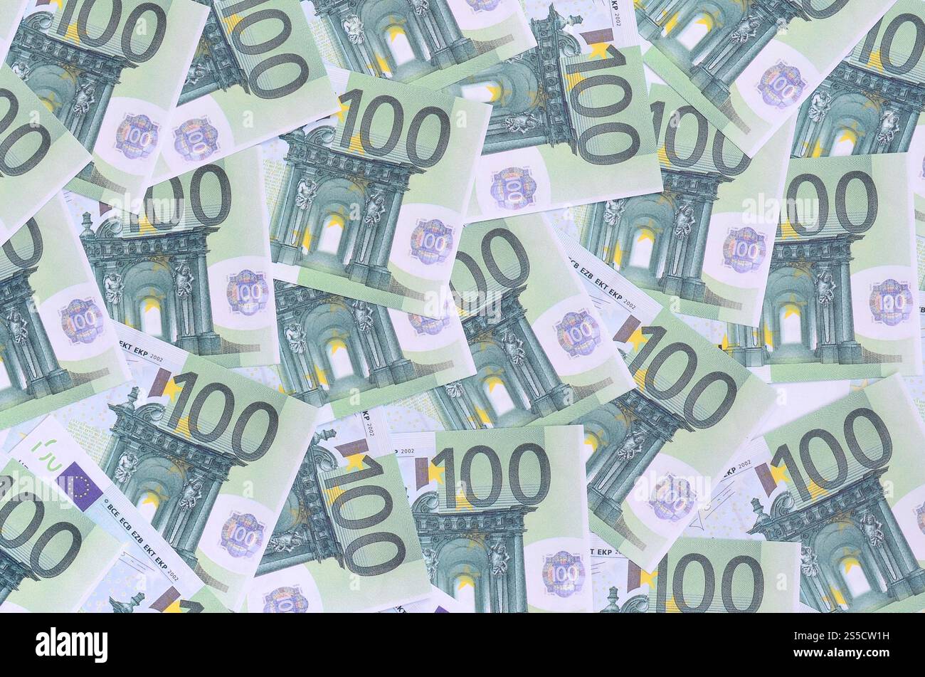 Modello di sfondo di una serie di tagli monetari verdi di 100 euro. Un sacco di soldi forma un mucchio infinito Foto Stock