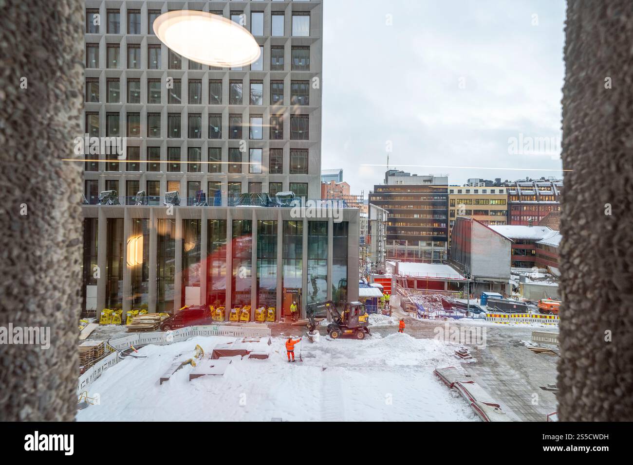 Oslo 20250113. La fase di costruzione 2 nella ricostruzione del trimestre del governo norvegese inizia lunedì e la fase di costruzione 1 entrerà nella sua fase finale nel 2025. Skanska è l'appaltatore. La fase di costruzione 2 comprende i lavori sul blocco a C, i lavori nel seminterrato, la riabilitazione degli edifici a Mollergata e lo sviluppo di spazi urbani e aree di parco nel nord del quartiere. Il progetto comprende 40.000 metri quadrati di nuova costruzione e riabilitazione e continuerà fino al 2030. Foto: Heiko Junge / NTB Foto Stock
