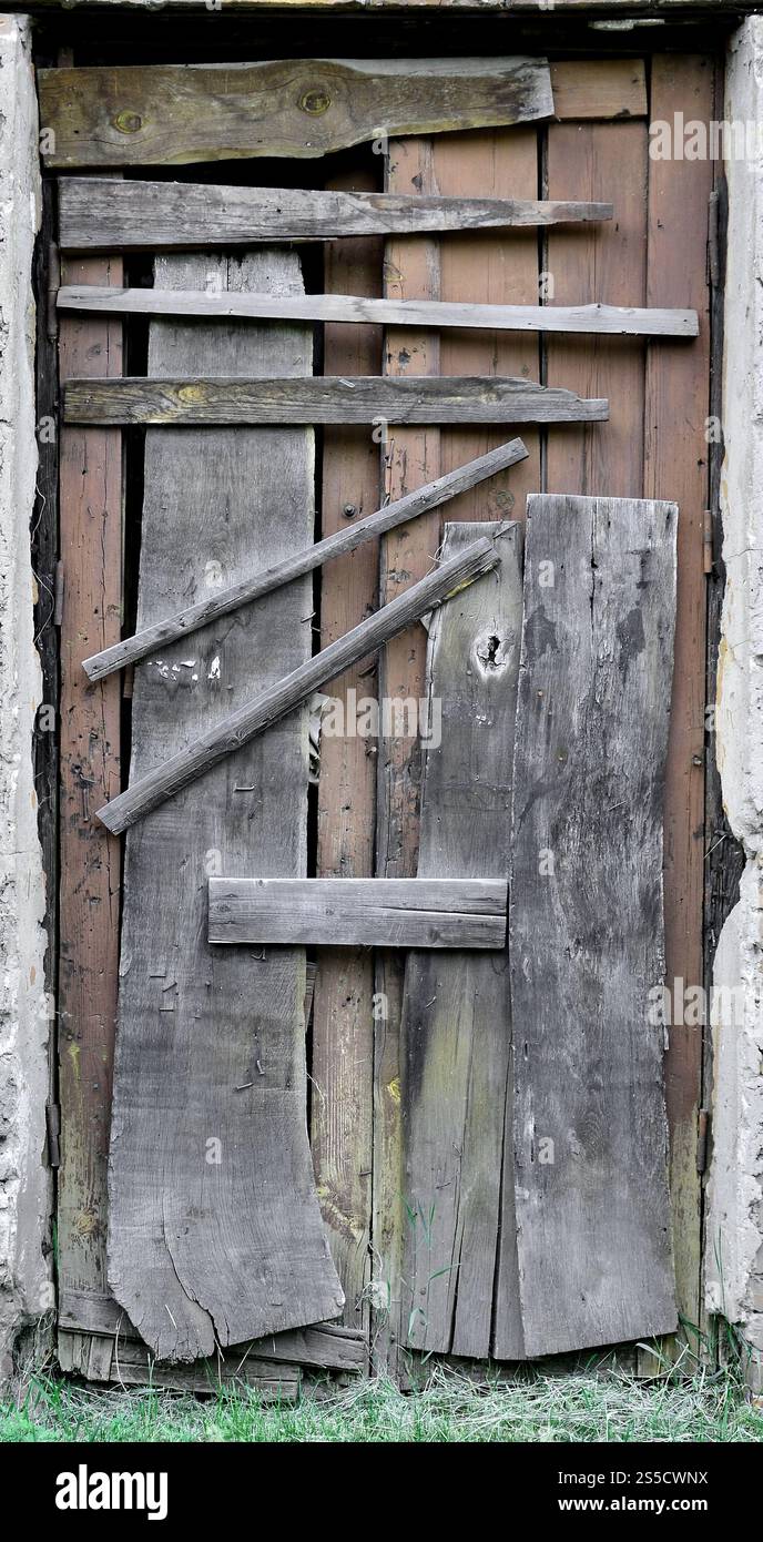 Salito su una porta di legno di una vecchia casa abbandonata Foto Stock