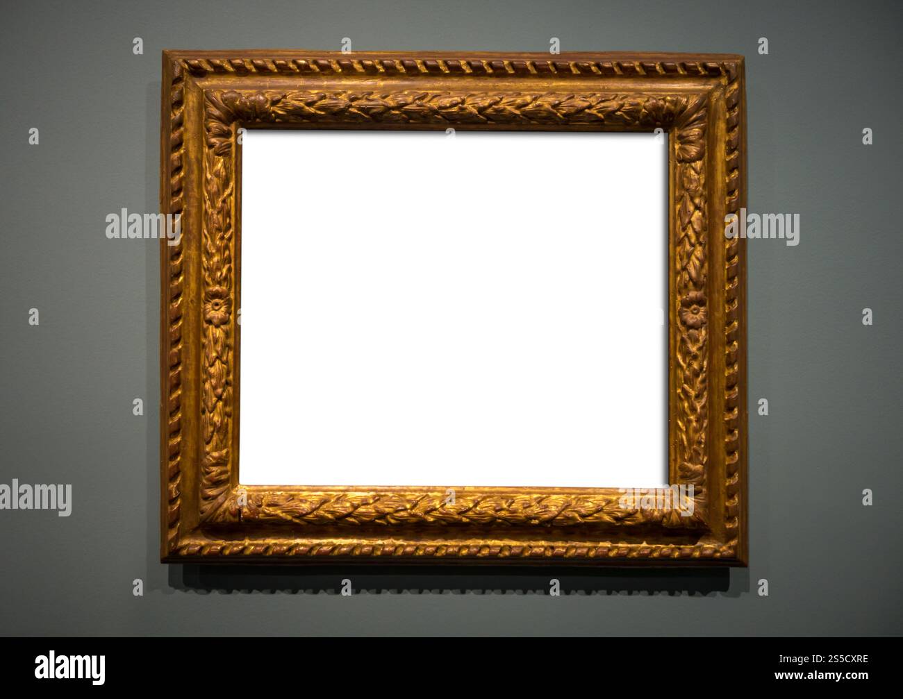 Cornice dorata vuota isolata su sfondo grigio. Mockup museo vuoto. Cornice dorata vuota isolata su sfondo grigio Foto Stock