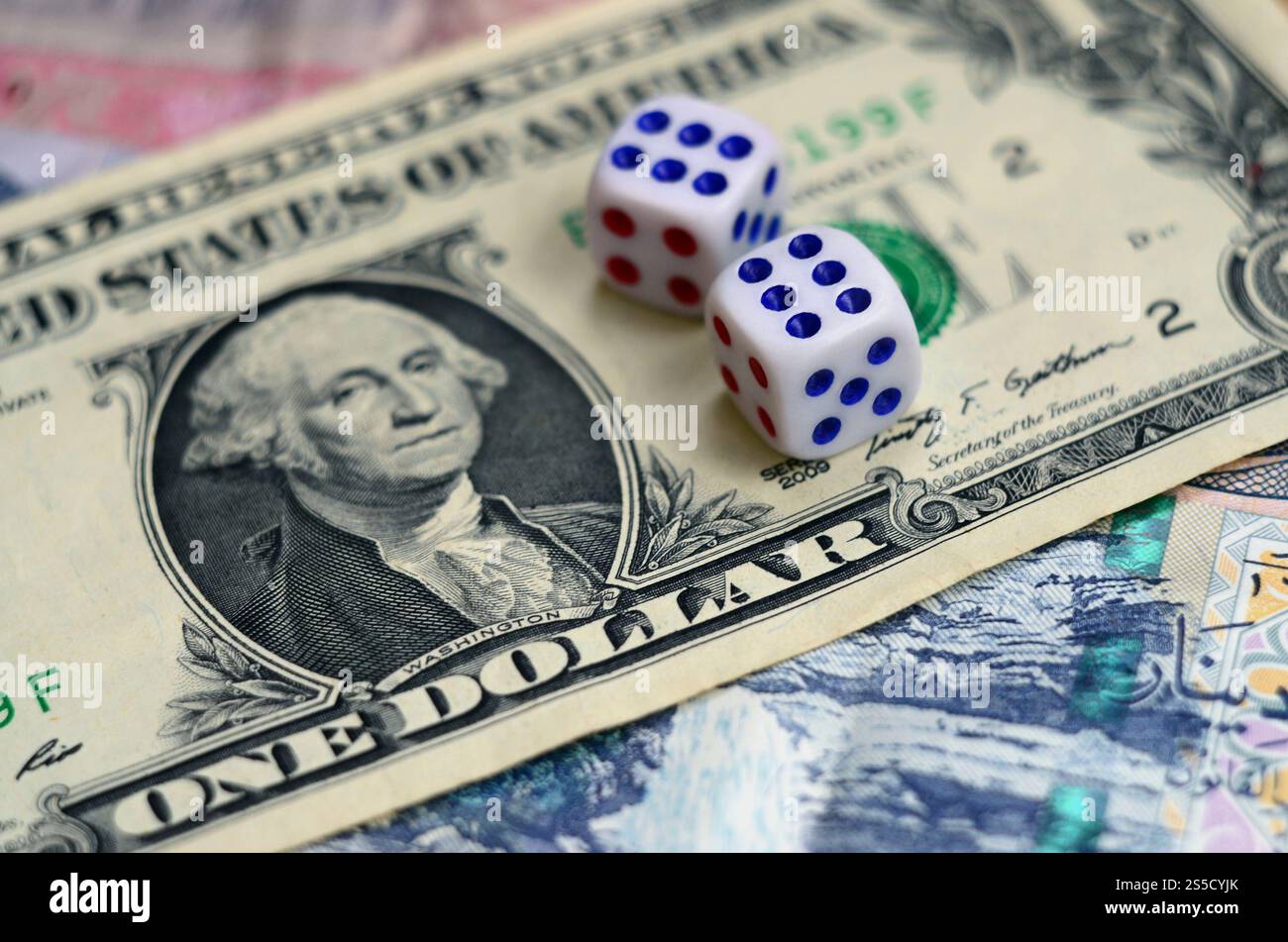 Dadi bianchi sono su un dollaro di dollari USA. Il concetto del gioco d azzardo con tariffe in unità monetarie Foto Stock