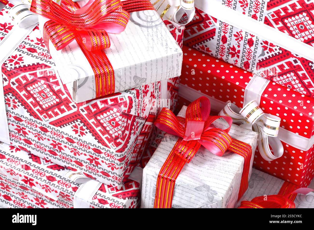 Regali per l'anno nuovo. Molte scatole rosse con regali per il nuovo anno. La tradizionale preparazione di regali sotto l'albero di Natale a Capodanno. Nuovo Foto Stock