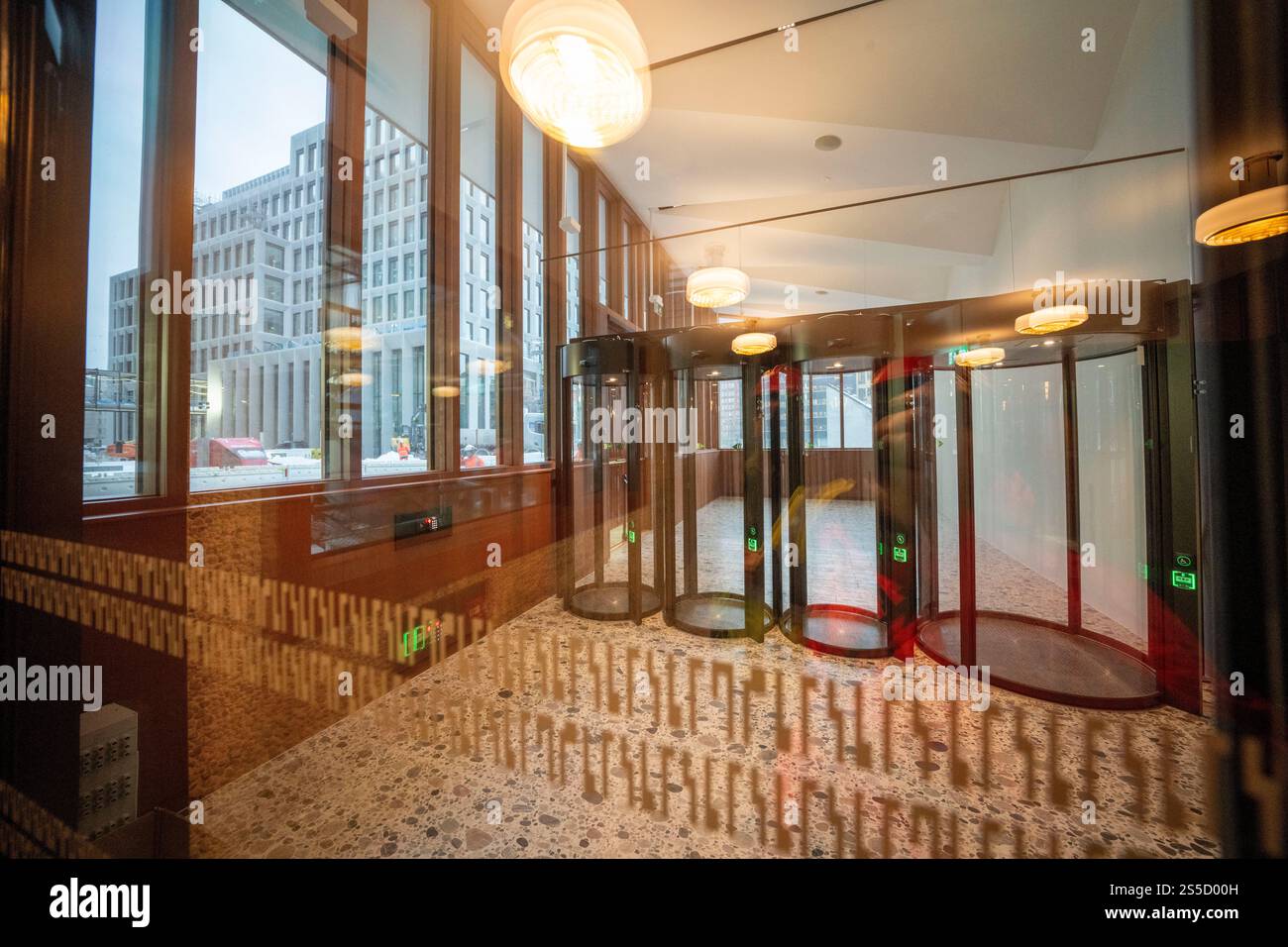 Oslo 20250113. Interno del Høyblokka recentemente restaurato, che ospiterà il Ministero della giustizia con occupazione dal 2026. La fase di costruzione 2 della ricostruzione del trimestre governativo inizia lunedì e la fase di costruzione 1 entrerà nelle sue fasi finali nel 2025. Skanska è l'appaltatore. La fase di costruzione 2 comprende lavori sul blocco a C, lavori nel seminterrato, riabilitazione di edifici a Møllergata e sviluppo di spazi urbani e aree di parco nel nord del quartiere. Il progetto comprende 40.000 metri quadrati di nuova costruzione e riabilitazione e continuerà fino al 2030. Phot Foto Stock