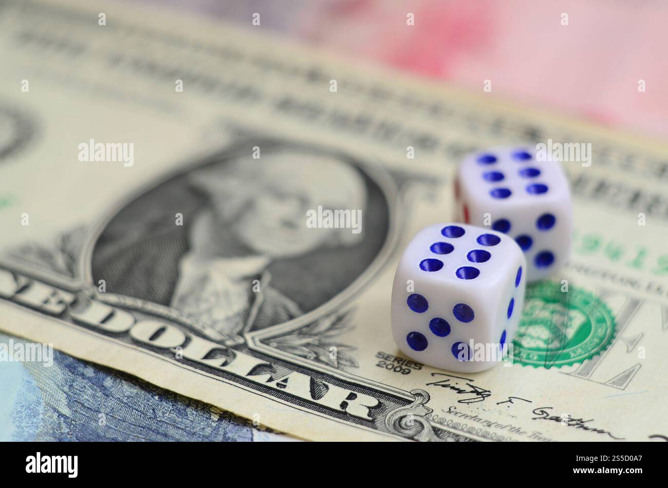 Dadi bianchi sono su un dollaro di dollari USA. Il concetto del gioco d azzardo con tariffe in unità monetarie Foto Stock