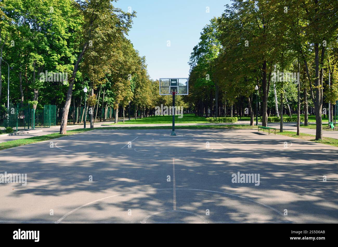 Empty street basketball. Per concetti come sport ed esercizio e uno stile di vita sano Foto Stock