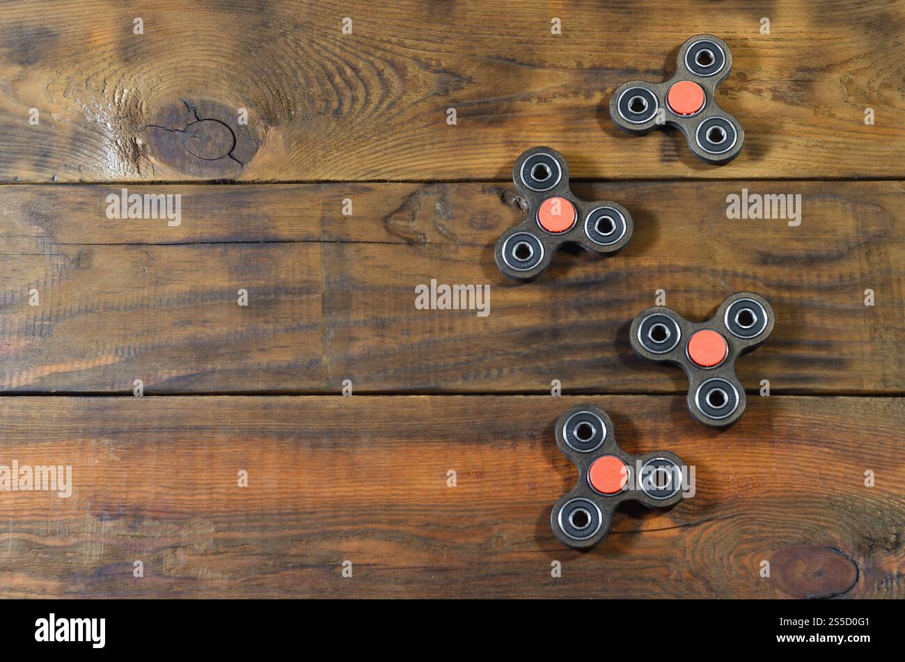 Popolare dispositivo di rotazione delle dita. Un moderno giocattolo girevole su cuscinetti. Gira in mano e impara nuovi trucchi. Divertiti con questa nuova rotazione Foto Stock