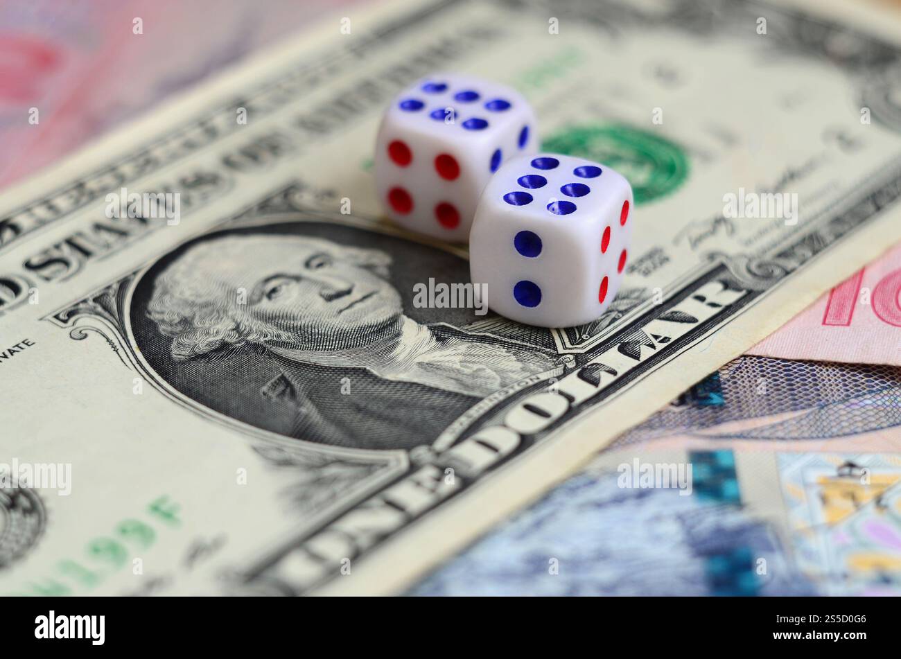 Dadi bianchi sono su un dollaro di dollari USA. Il concetto del gioco d azzardo con tariffe in unità monetarie Foto Stock