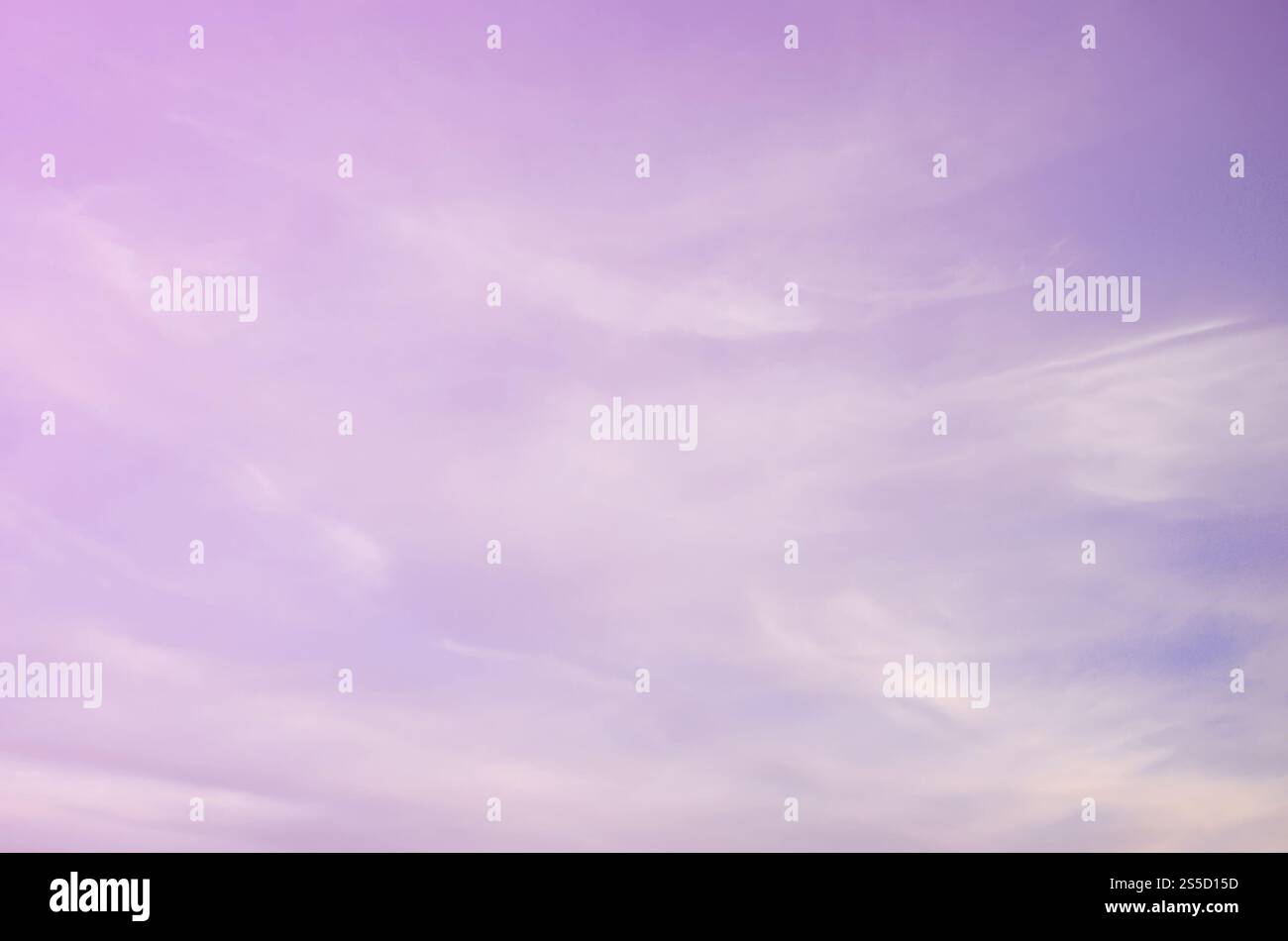 Spazio celeste di colore blu con molte spesse nuvole bianche. Immagine di sfondo di un cielo nuvoloso che mostra condizioni meteorologiche favorevoli. Una foto di un luminoso e. Foto Stock