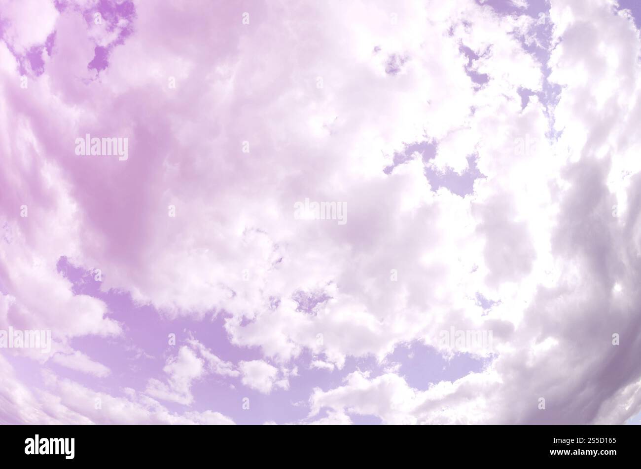 Un cielo blu con molte nuvole bianche di diverse dimensioni. Foto fisheye. Un cielo blu con molte nuvole bianche di diverse dimensioni. Fisheye Foto Stock