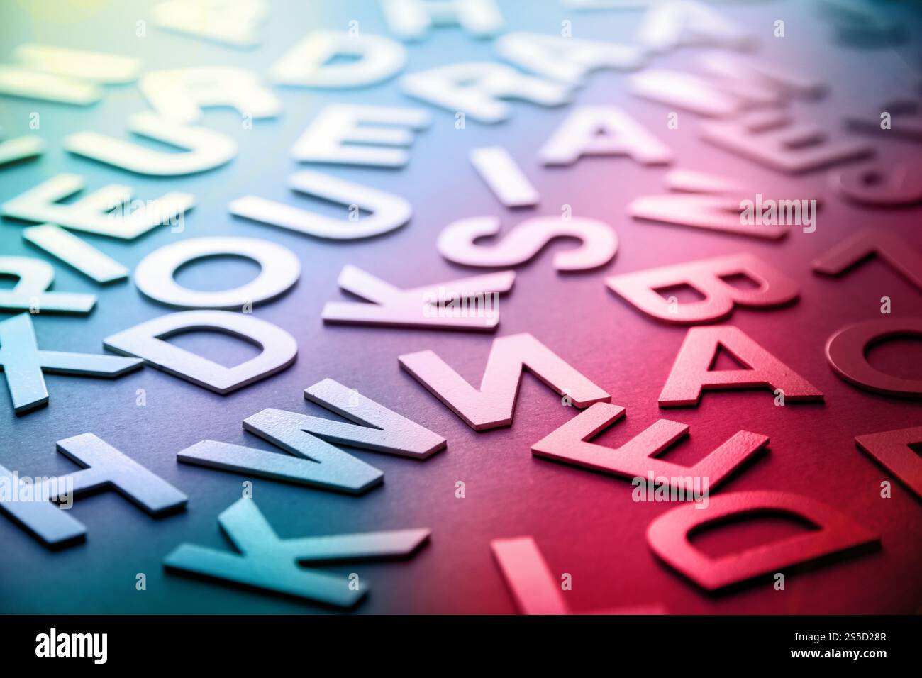 Foto di primo piano con lettere pila pila di lettere piene miste. Concetto di formazione. Foto di primo piano con lettere miste Foto Stock
