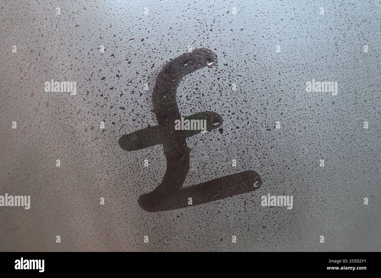Il simbolo delle libbre inglesi è scritto con un dito sulla superficie del vetro appannato Foto Stock
