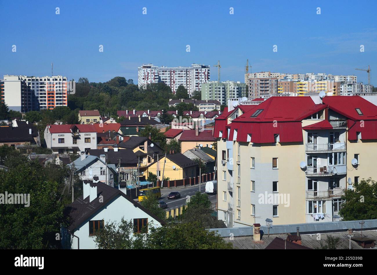 Tetti di case moderne sotto un cielo privo di nuvole. Coperture in metallo metodo Foto Stock