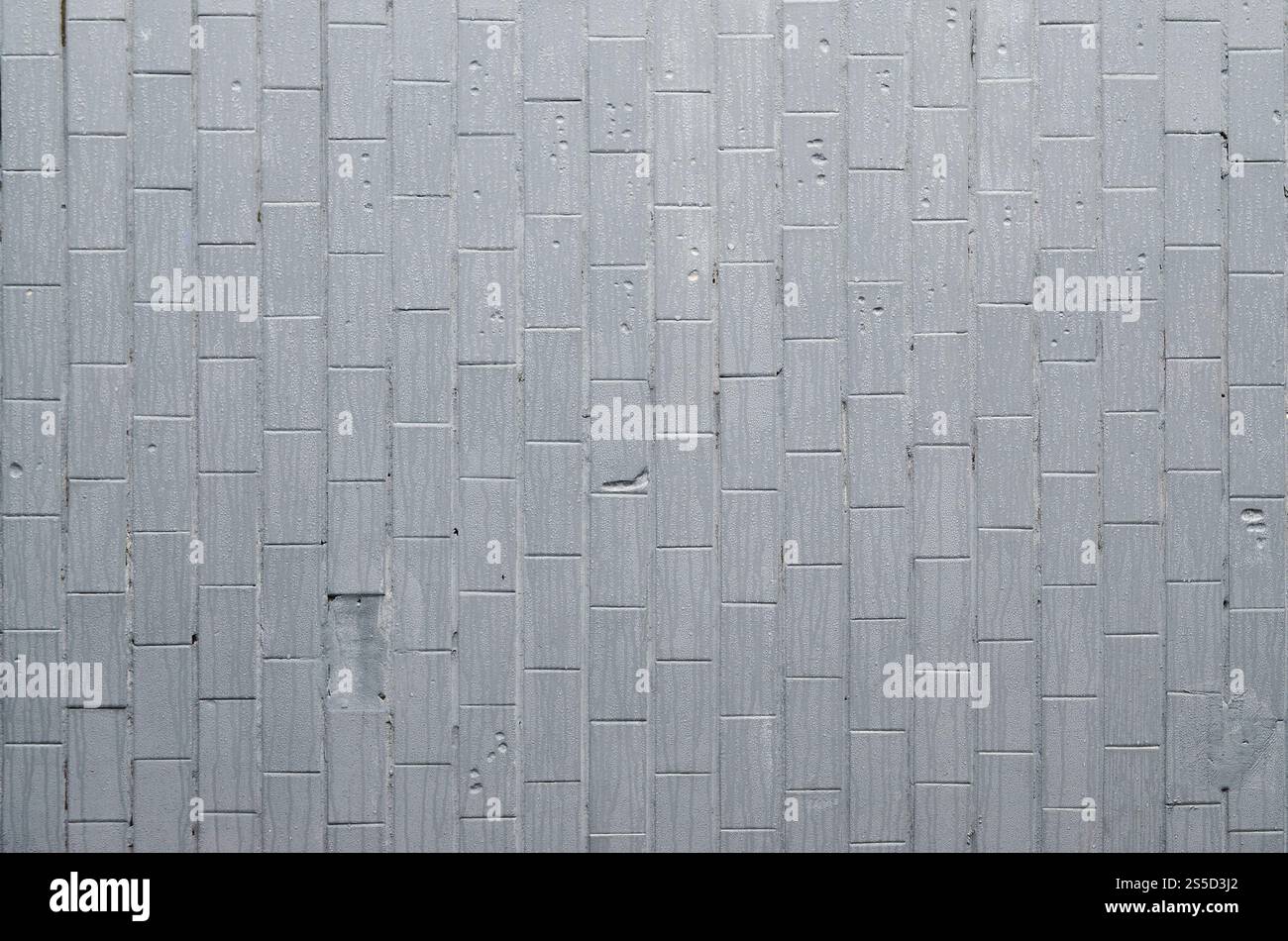 La struttura del muro dalla vecchia piastrella, dipinta di grigio sotto l'influenza della condensazione. Molte piccole gocce e macchie d'acqua sulla parete Foto Stock