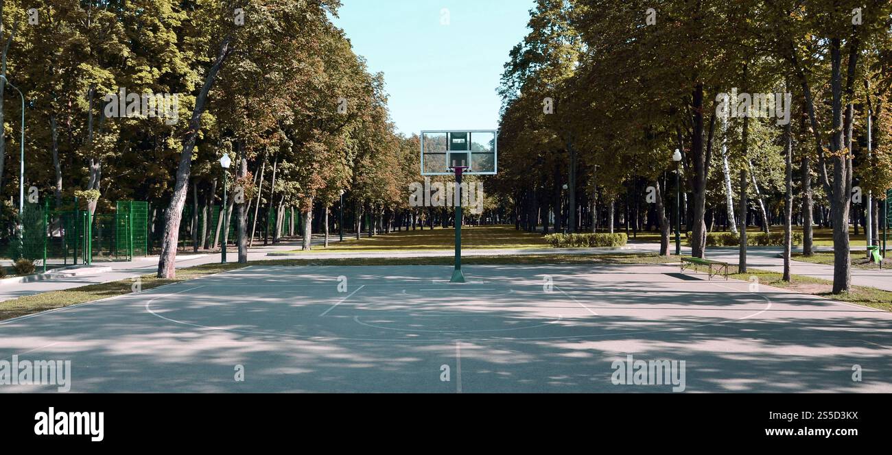Empty street basketball. Per concetti come sport ed esercizio e uno stile di vita sano Foto Stock