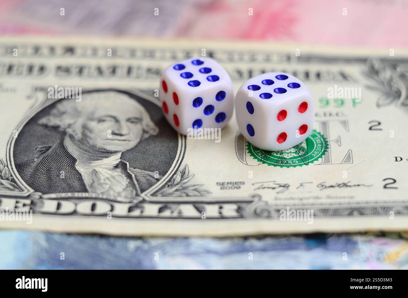 Dadi bianchi sono su un dollaro di dollari USA. Il concetto del gioco d azzardo con tariffe in unità monetarie Foto Stock