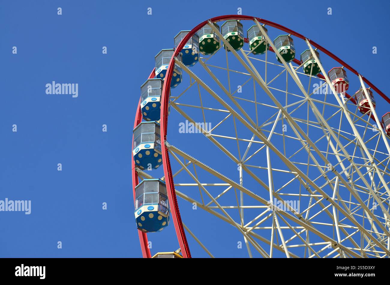Grande e moderno multicolor ruota panoramica sul pulito cielo blu sullo sfondo Foto Stock