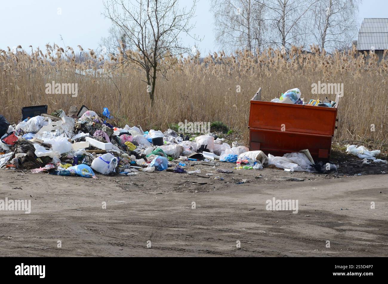 La bidonera è confezionata con rifiuti e rifiuti. Rimozione prematura dei rifiuti nelle aree popolate Foto Stock