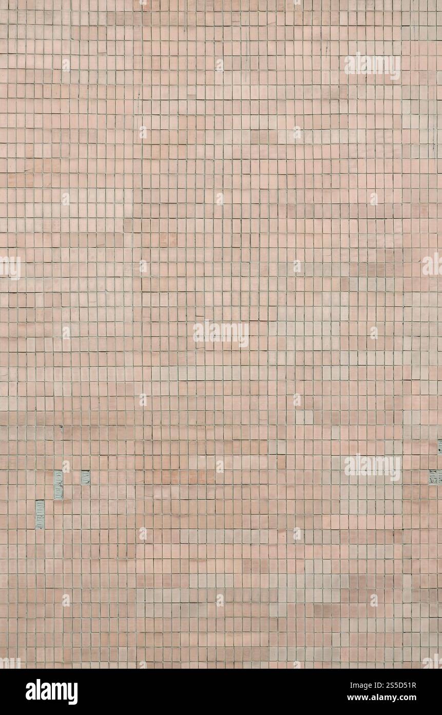 Vecchie piastrelle murali beige sovietiche. La texture della classica piastrella esterna, che fu rivisitata dagli edifici durante i tempi dell'Unione Sovietica Foto Stock
