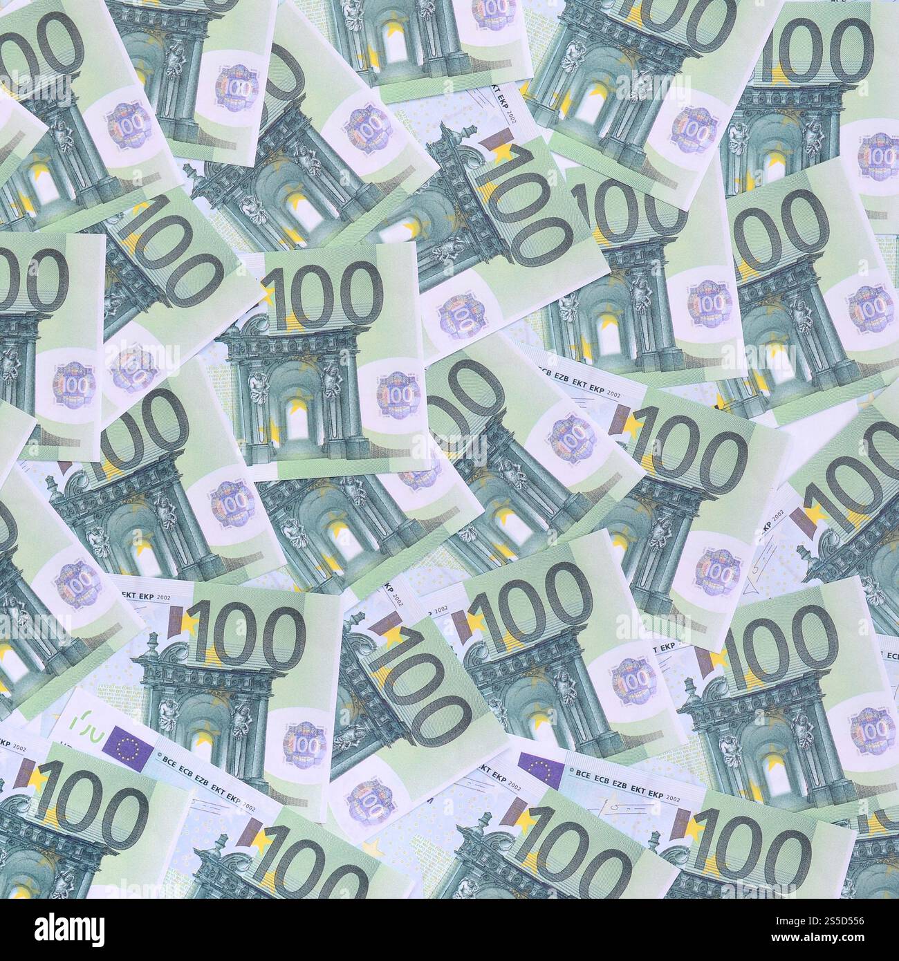 Modello di sfondo di una serie di tagli monetari verdi di 100 euro. Un sacco di soldi forma un mucchio infinito Foto Stock