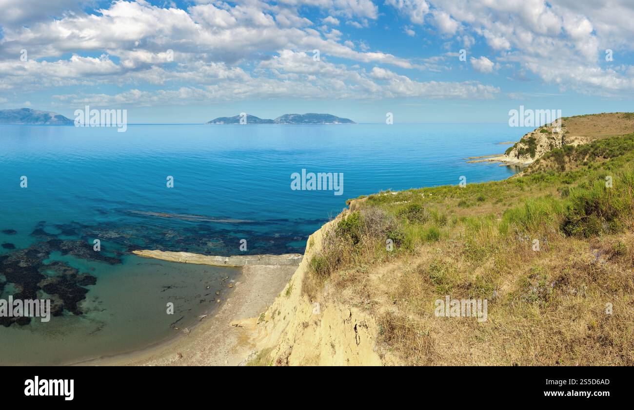 Mattina estate mare costa rocciosa del paesaggio (Narta Laguna, Valona Albania). Foto Stock